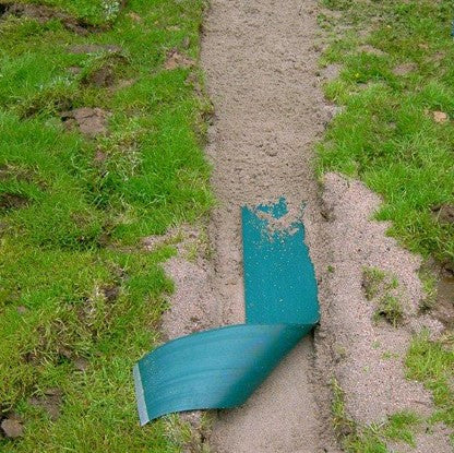 Das offene Ende von DrainBelt wird mit einem Klebeband verschlossen.